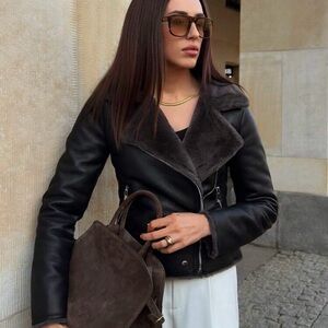 Elegant Black Leather Jacket with Shearling Collar
